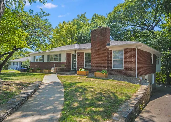 Spacious 5-Bedroom Retreat For 12 In Serene Neighborhood Near Louisville\'S Best Attractions