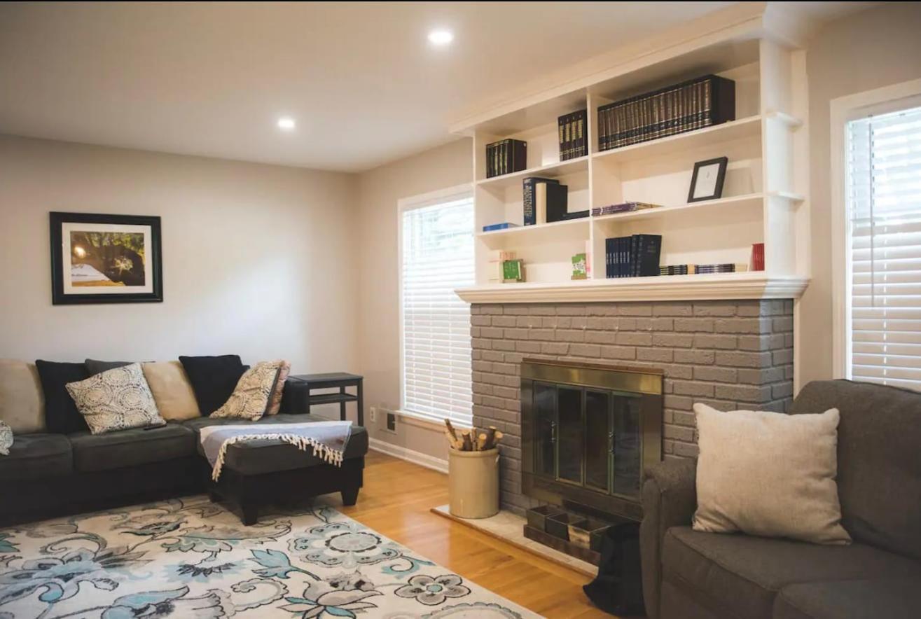 Holiday home Spacious 5-bedroom Retreat For 12 In Serene Neighborhood Near Louisville's Attractions Louisville