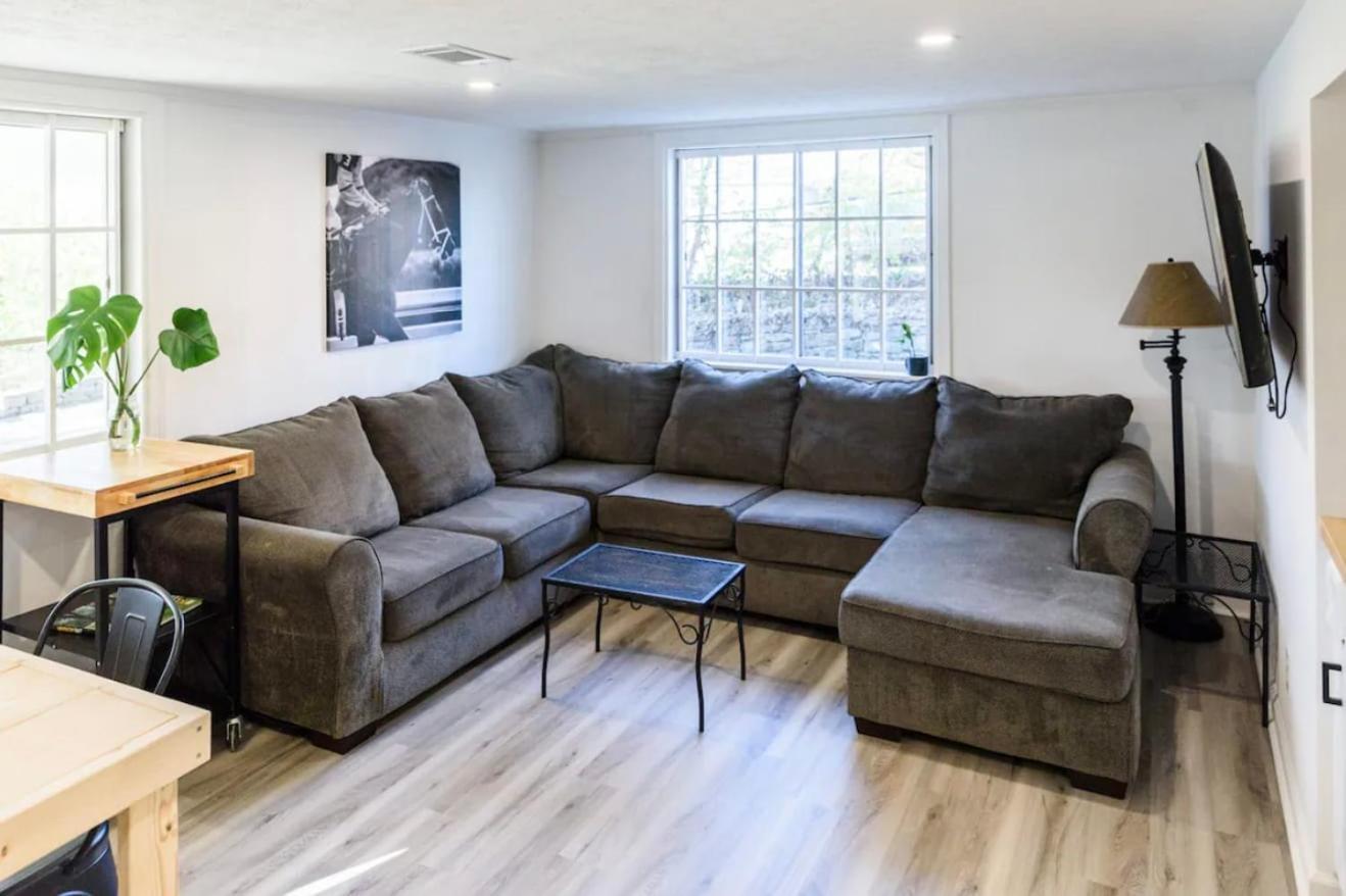Holiday home Spacious 5-bedroom Retreat For 12 In Serene Neighborhood Near Louisville's Attractions *