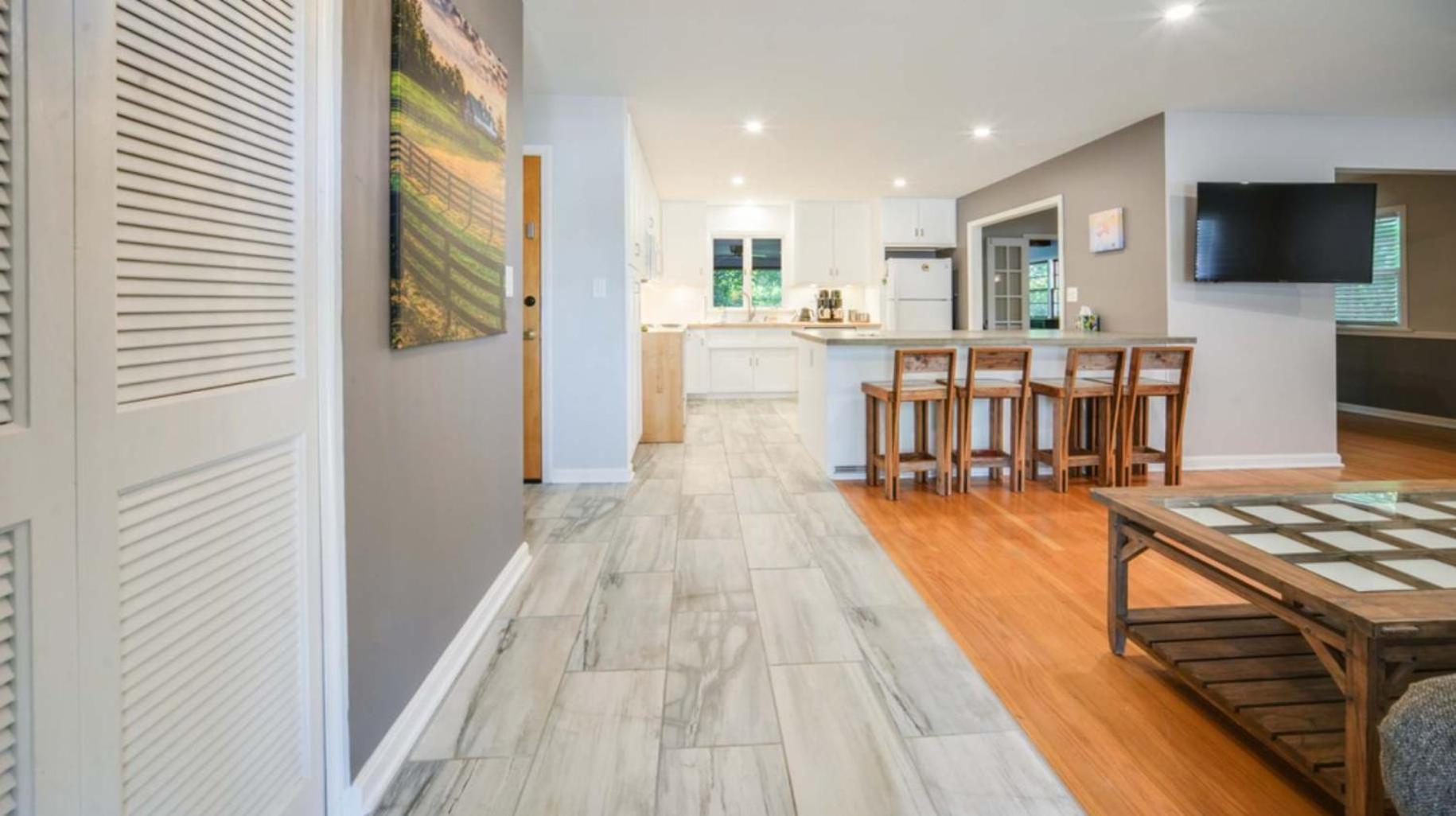Spacious 5-bedroom Retreat For 12 In Serene Neighborhood Near Louisville's Attractions Holiday home *