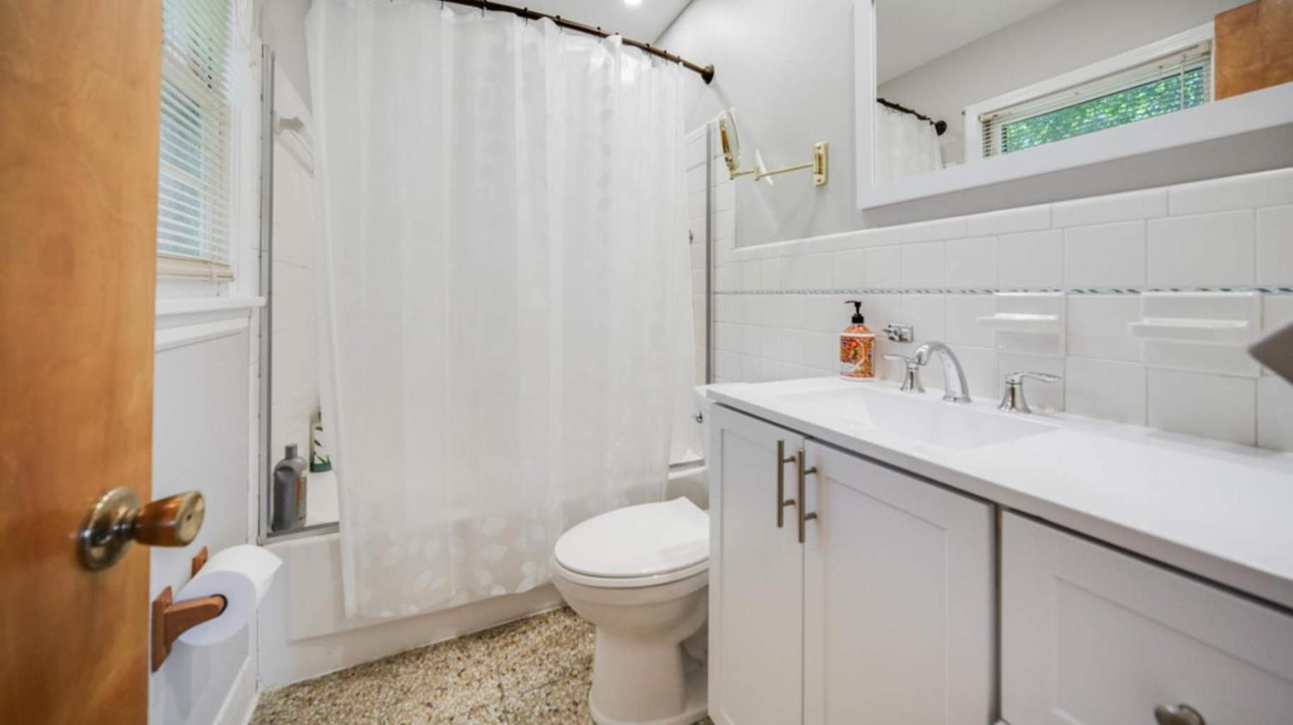 Spacious 5-bedroom Retreat For 12 In Serene Neighborhood Near Louisville's Attractions Holiday home *