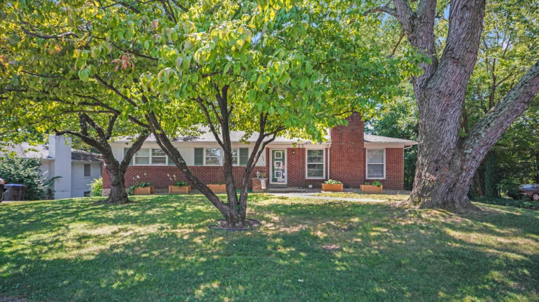 Spacious 5-bedroom Retreat For 12 In Serene Neighborhood Near Louisville's Attractions Holiday home *